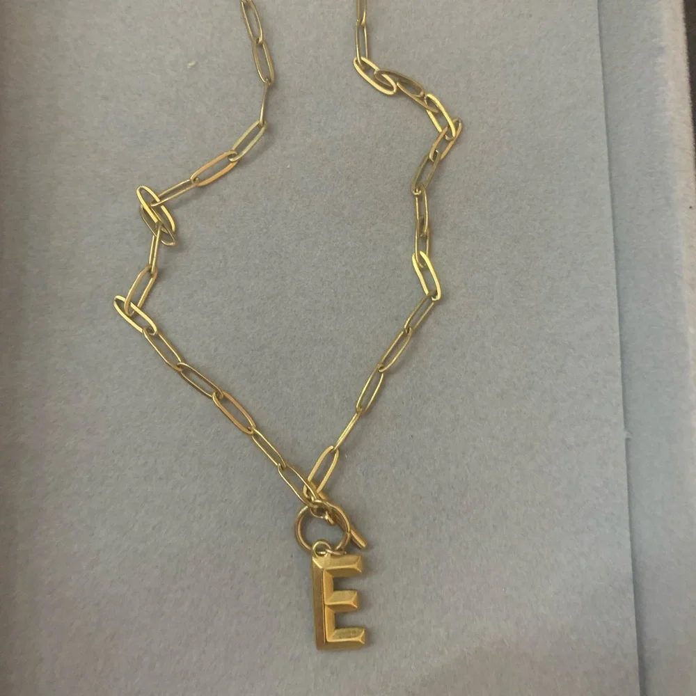 Initial ‘E’ necklace - Picture 1 of 2